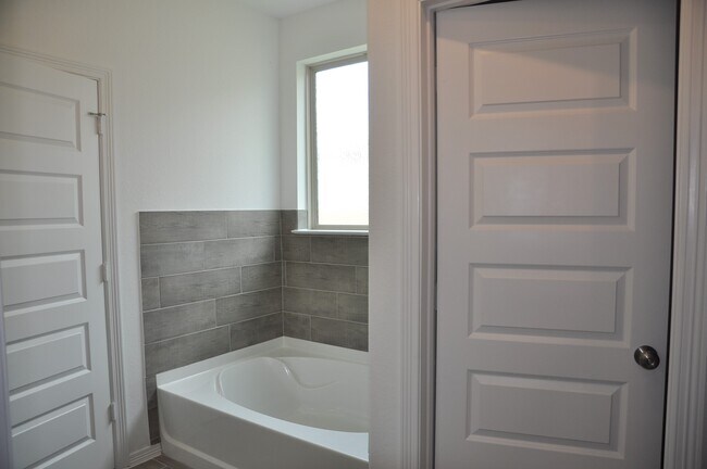 Building Photo - 5703 Aurora Grns Ln
