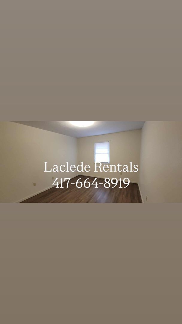 Building Photo - 2 BEDROOM 2 BATHROOM DUPLEX WITH GARAGE