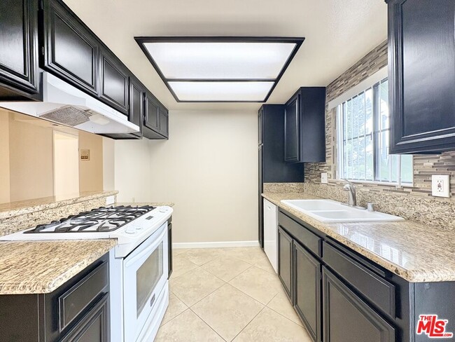 Building Photo - 6202 Fulton Ave