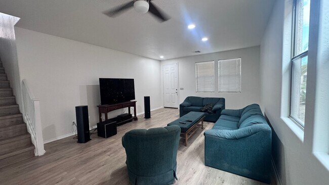 Building Photo - 1820 E Parkside Ln