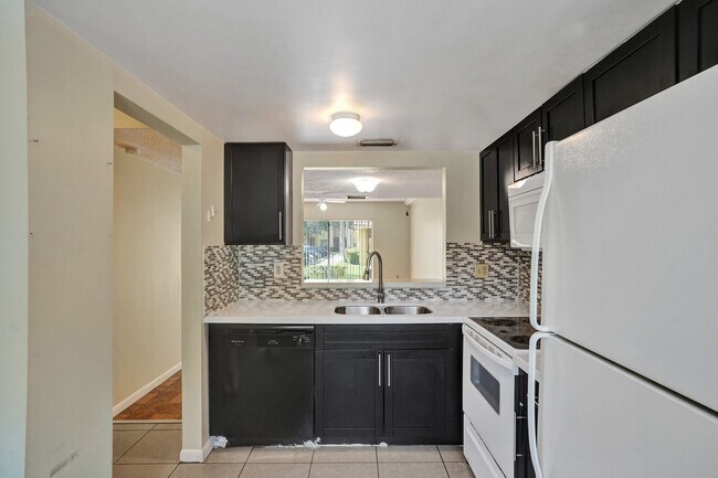 Building Photo - Townhouse with 2 Beds, 2.5 Baths, In-Unit Washer/Dryer