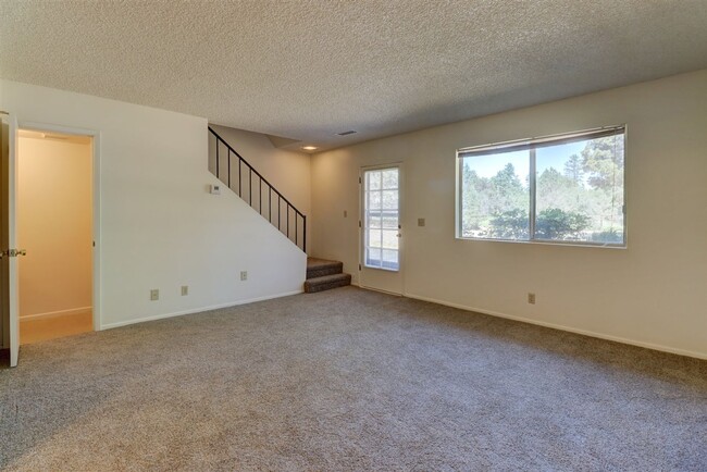 Building Photo - Townhome between Downtown and Thumb Butte!