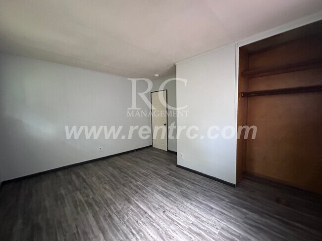 Building Photo - 605 Pixley-