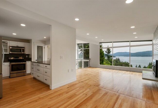 Building Photo - Elegant 4 bed home with Lake Sammamish Vie...