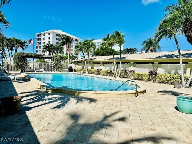 Building Photo - 2750 Gulf Shore Blvd N