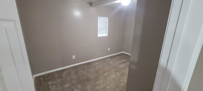 Building Photo - Cute 5 bedroom House