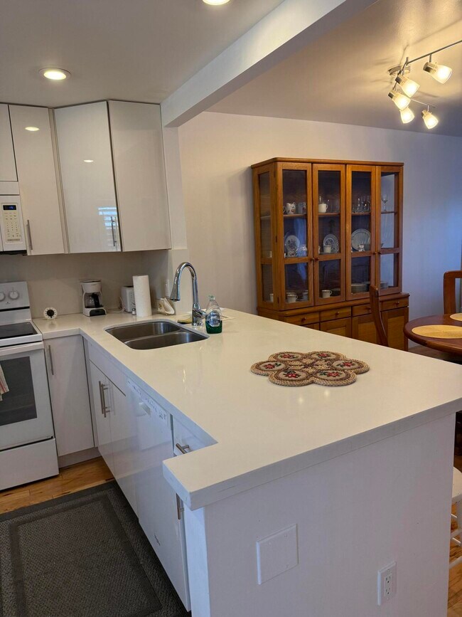 Building Photo - 1537 E Hillsboro Blvd