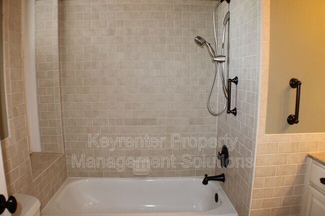 Building Photo - 100 W Village Dr