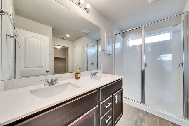 Building Photo - 3422 Couch Dr