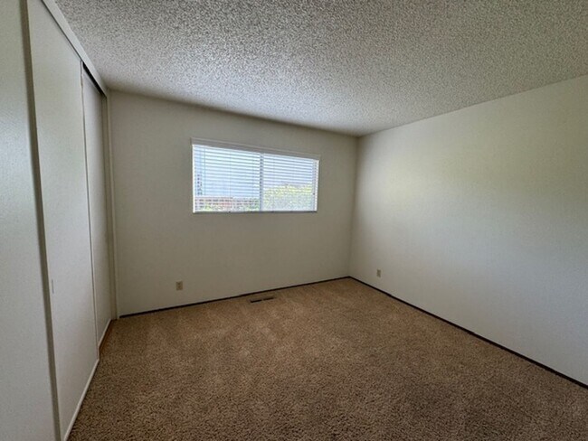 Building Photo - Single level home in Woodlands neighborhood-Walnut Creek