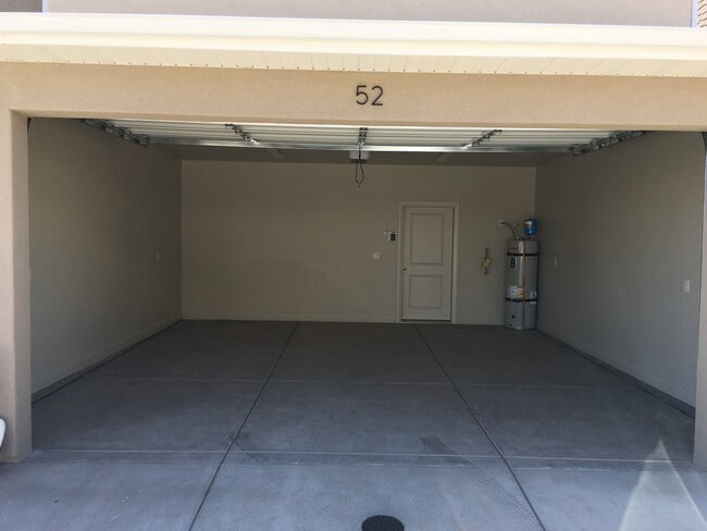 Building Photo - 3 bed 2.5 bath Townhome for rent, small dog allowed!