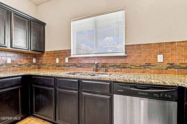 Building Photo - 7409 Dewberry Dr