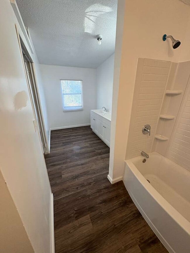 Building Photo - 736 Green Acres Ln