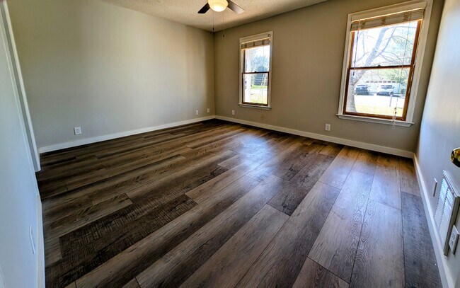 Building Photo - 124 Green Vale Dr