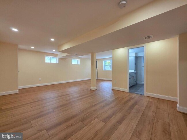 Building Photo - 5921 Arlington Blvd