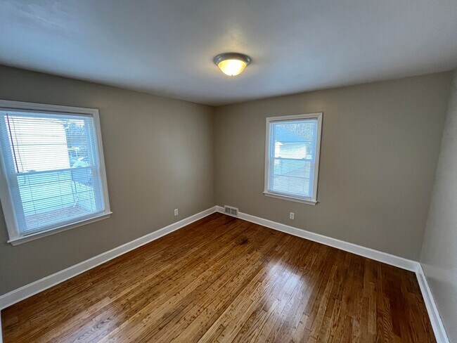Building Photo - Charming 3-Bedroom 2-Bath with Beautiful Hardwood Floors