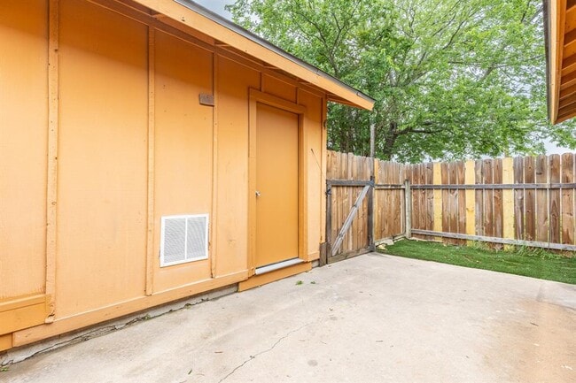 Building Photo - 323 W William Cannon Dr