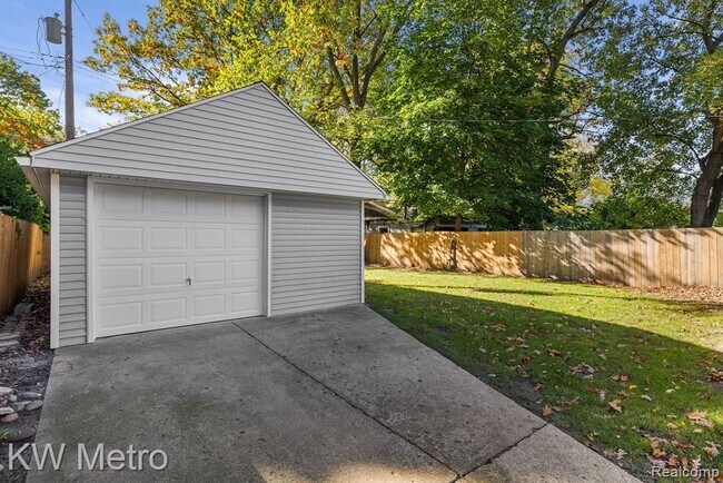 Building Photo - 531 Albany St