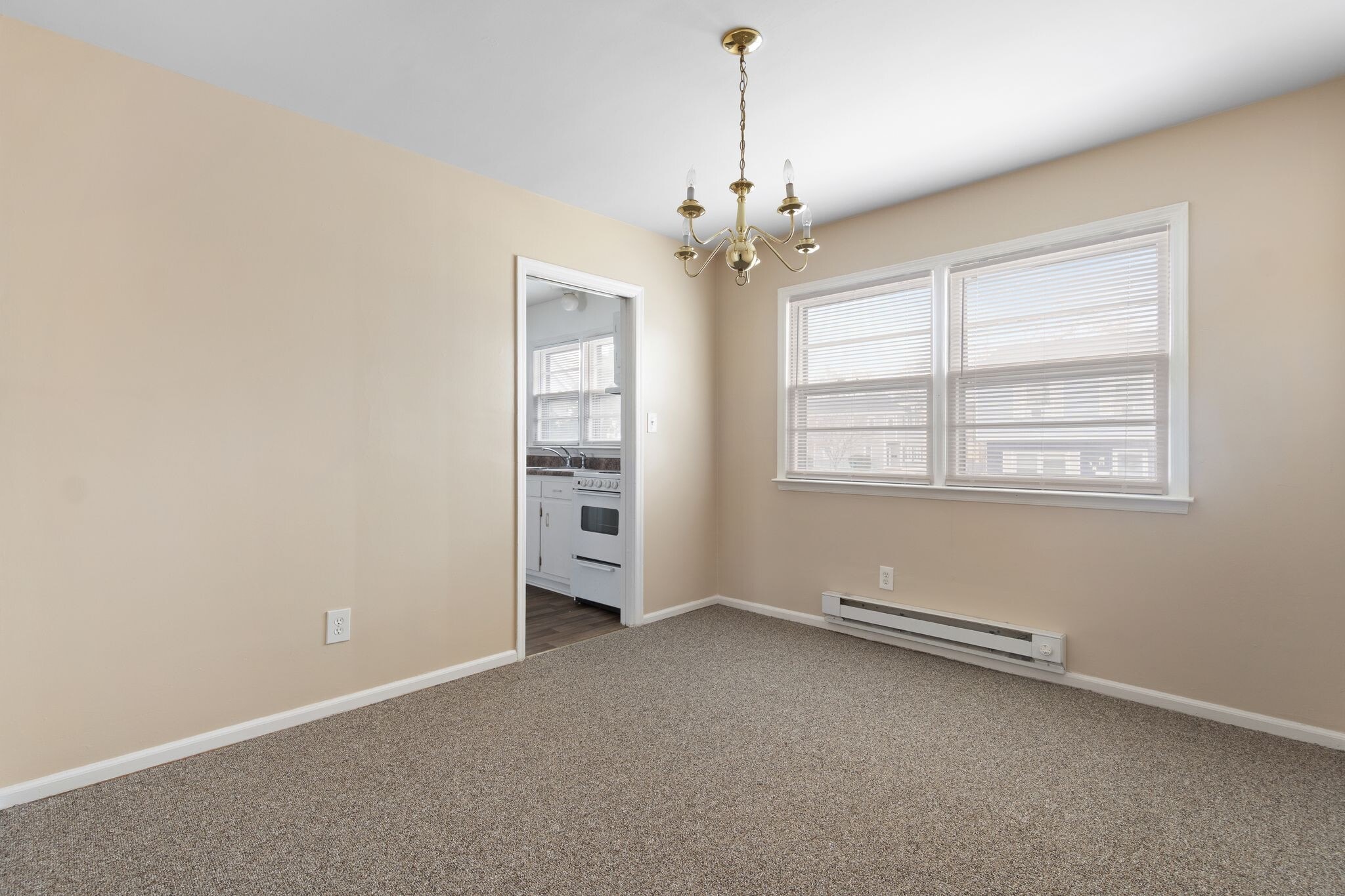 dining room 1st view - 208 N Park St