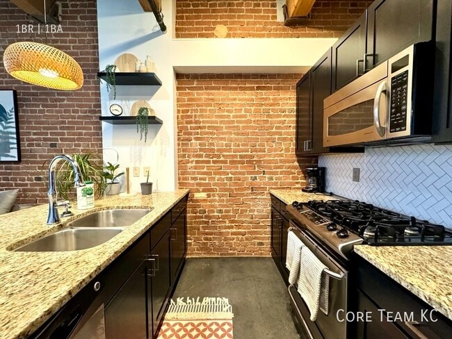 Building Photo - 408 W 8th St