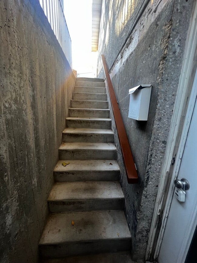 Building Photo - ALL utilities Included 2 Bedroom UNDER $1500