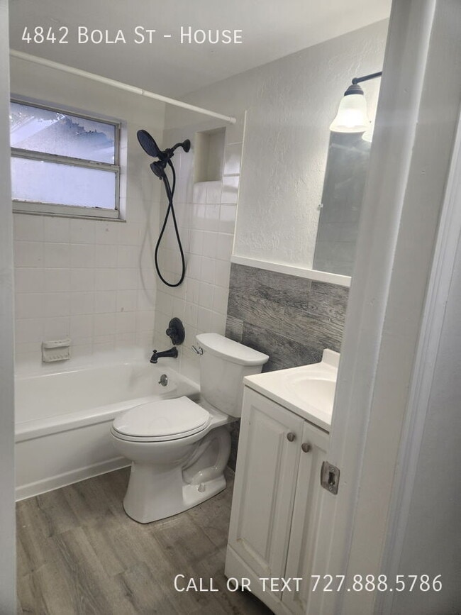 Building Photo - 4842 Bola St