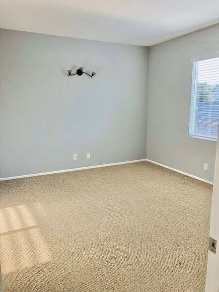 Guest Room - 186 Hurst Ave