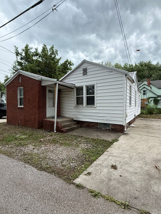 Primary Photo - 3 BR/2 BA home on historic west end!