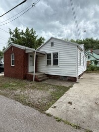 Building Photo - 3 BR/2 BA home on historic west end!
