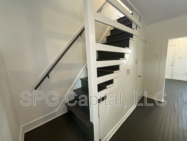 Building Photo - 444 S Duke St