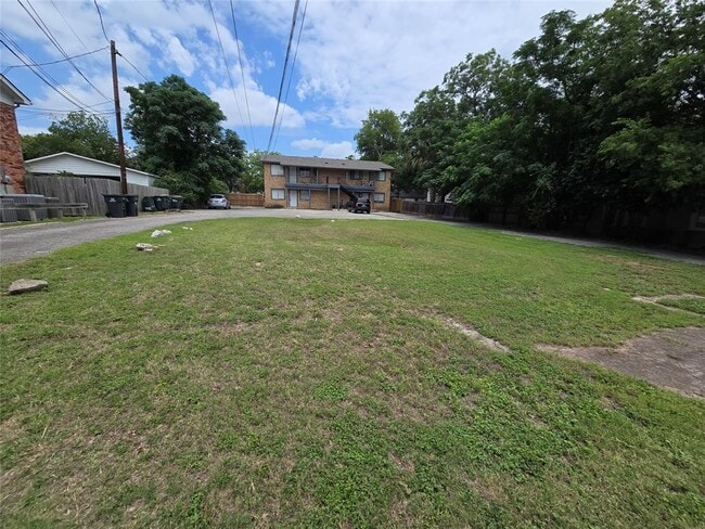 Building Photo - 530 W Hopkins St