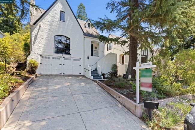 Primary Photo - 1048 Leo Way