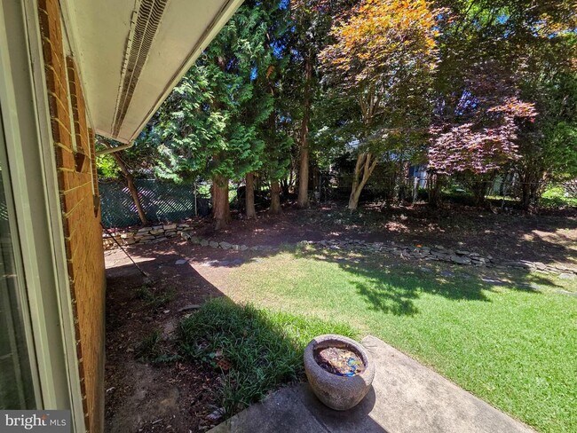 Building Photo - 305 Hillsboro Dr