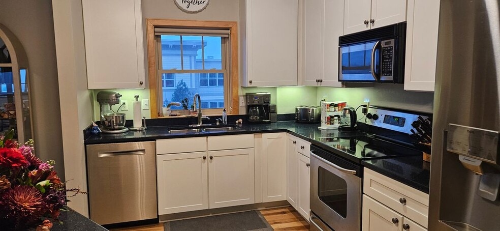 Building Photo - 2201 Village Ln