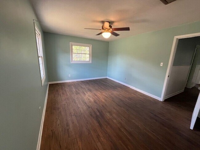 Building Photo - Perfect "Work from Home" Location!