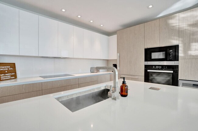 Building Photo - 3100 N Ocean Dr