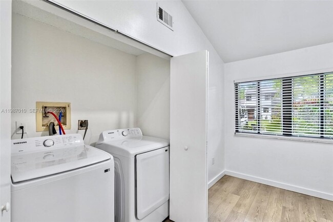 Building Photo - 518 NE 199th Ln