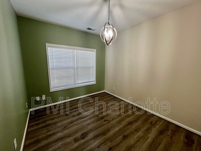 Building Photo - 1316 Emory Ln NW