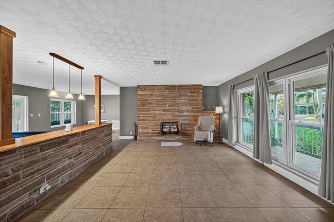 Building Photo - 2750 SE 3rd St