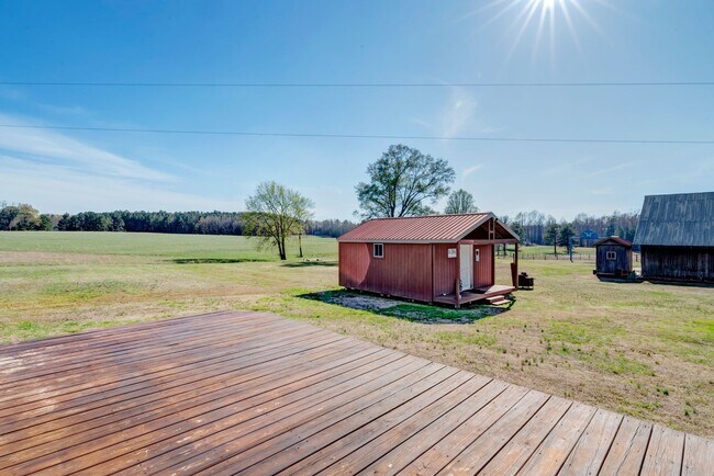 Building Photo - 3 Bedroom/2 Bathroom Equine Farm Home