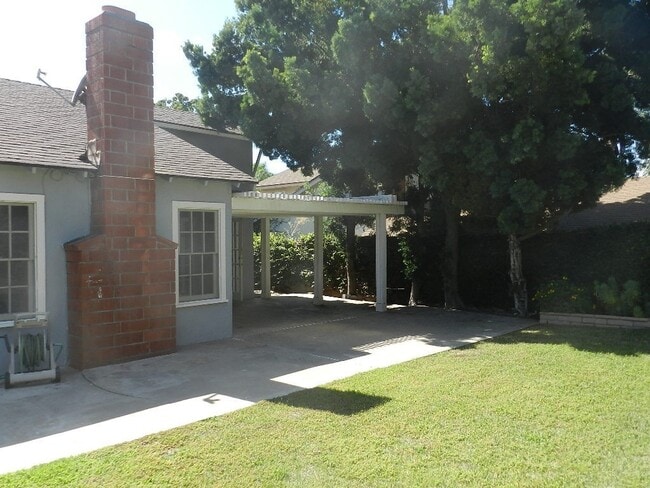Building Photo - WONDERFUL SINGLE STORY HOUSE WITH LARGE YARD, GREAT LOCATION!