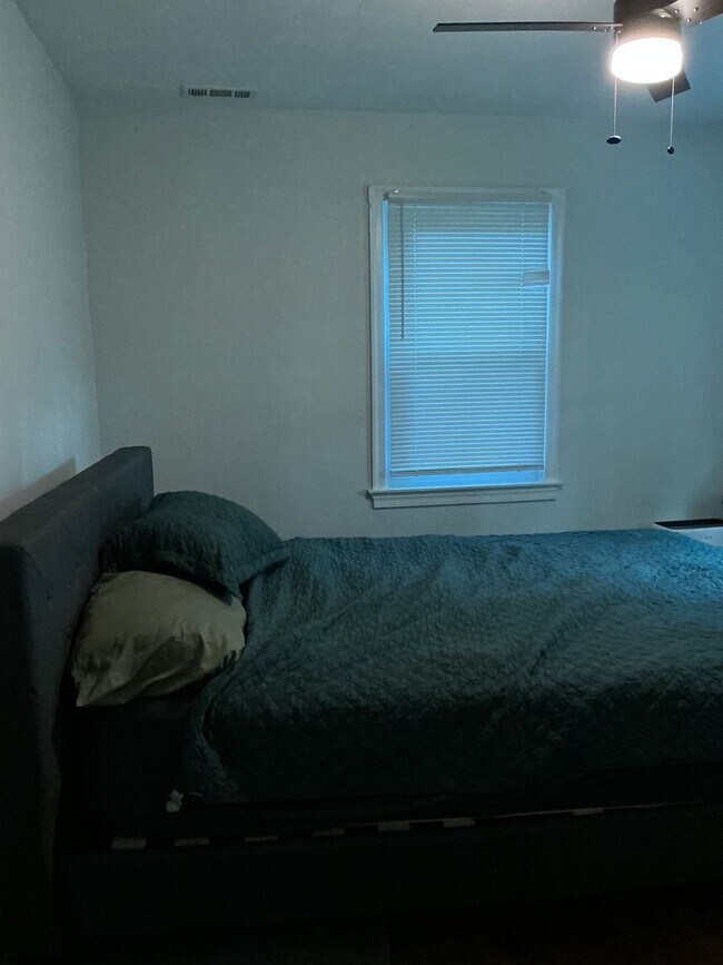 Building Photo - 2 Bedroom / One bathroom house!