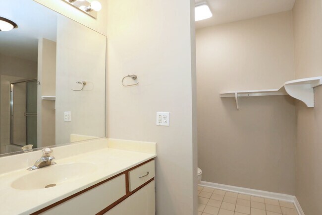 Building Photo - 573 W Parkside Dr