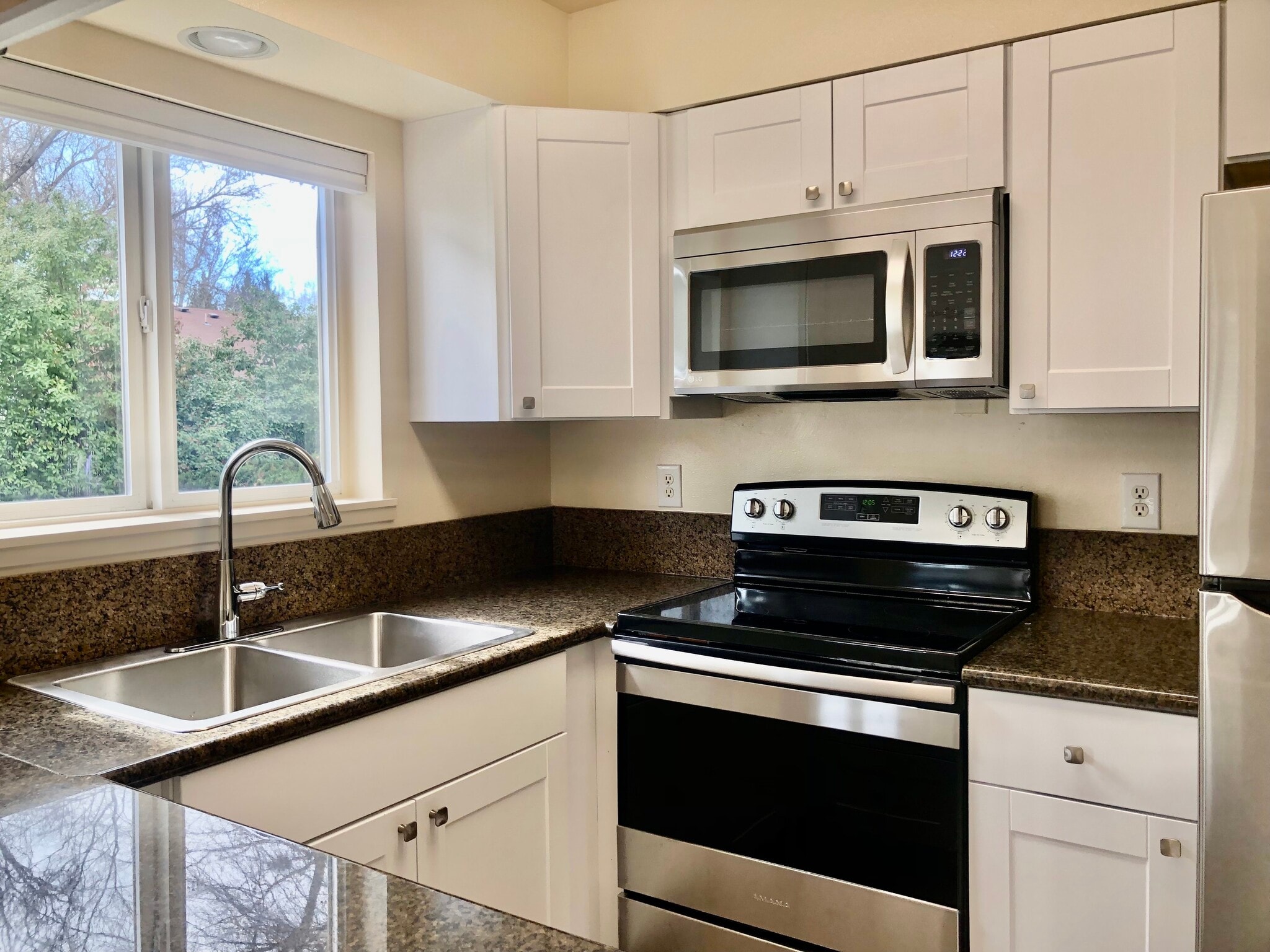Building Photo - 550 Van Wey Cir
