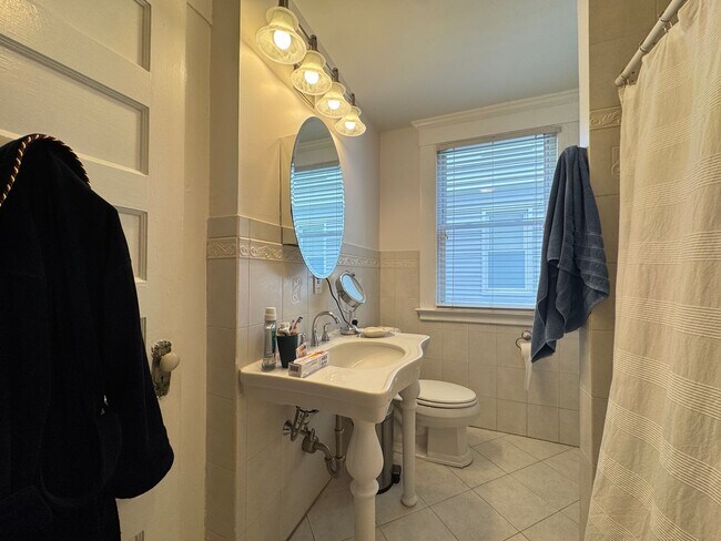 Building Photo - Spacious 2-Bedroom, 2-Bath in East Rock – Newly Renovated!
