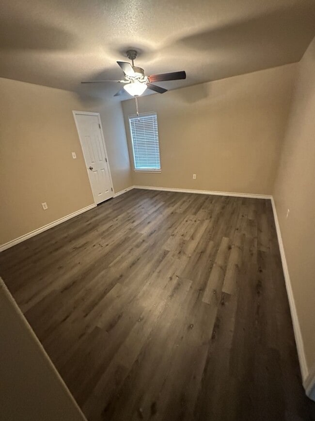 Building Photo - AVAILABLE NOW! (SECTION 8 ACCEPTED)