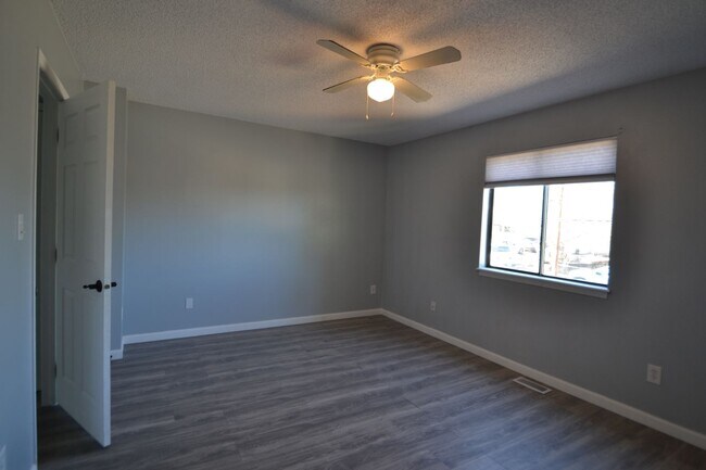 Building Photo - Available NOW, 2 bedroom townhome w/ AC - ...