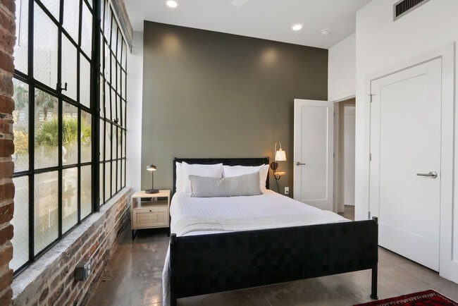 Building Photo - 822 Howard Ave