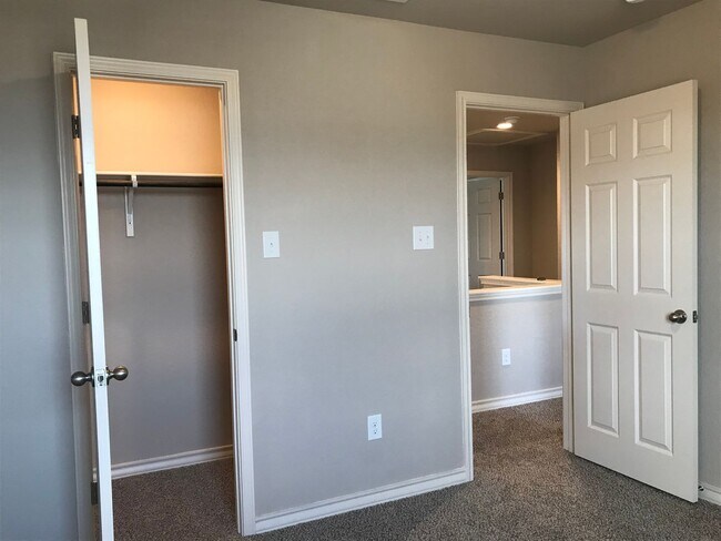 Building Photo - Town home for rent