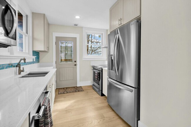 Building Photo - 2738 Pine St